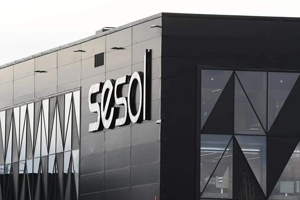 Sesols kontorsbyggnad med bolagets logotyp på fasaden
