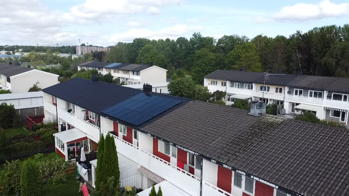 Radhuslängan från luften med anläggningen på en del av taket