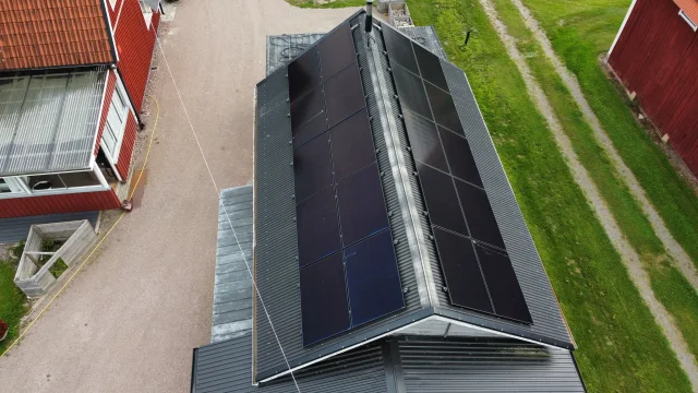 Taknocken rakt ovanifrån med paneler på båda sidor