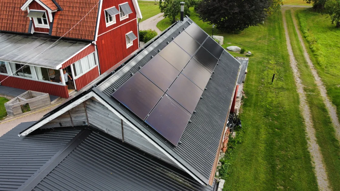 Anläggningen sedd mot huset och gårdsplanen