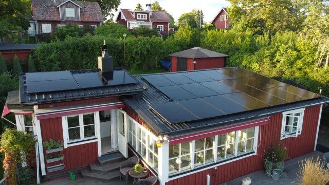Det platta taket rakt ovanifrån, panelerna täcker hela takytan