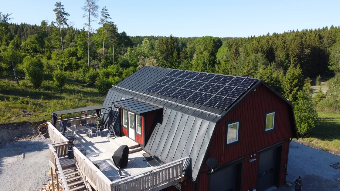 Huset med anläggningen på taket och skogen bakom