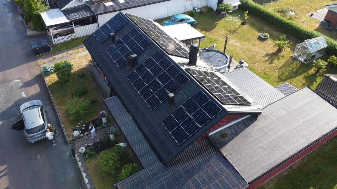 Anläggningen sedd mot huset och resten av tomten