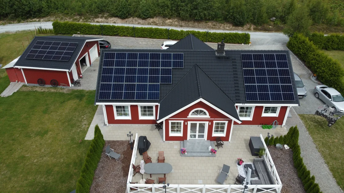 Villa med garage och färdig solcellsanläggning på båda taken, fotograferad från luften