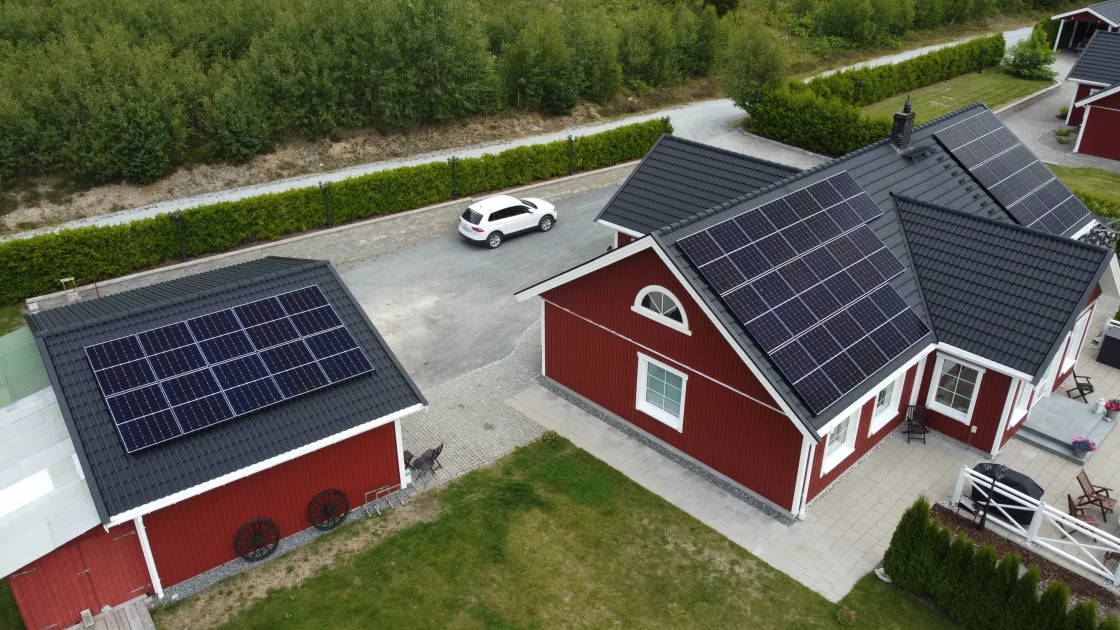 Huvudbyggnaden och garaget med anläggningen mot uppfarten
