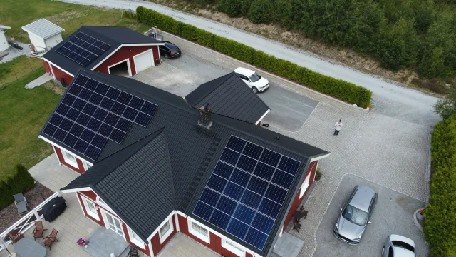 Gården ovanifrån med anläggningar på flera tak