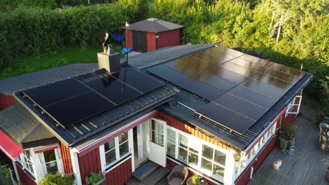 Panelraderna på husets lägre takfall, sedda från sidan