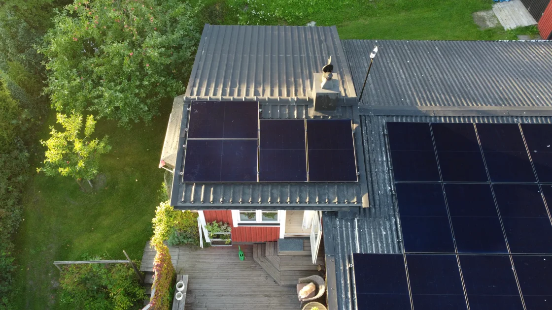 Anläggningen sedd mot altanen och trädgården