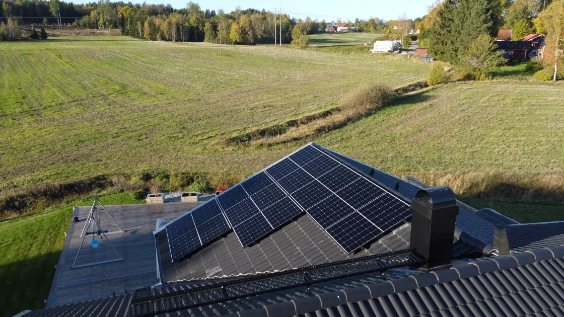 Huset i det öppna landskapet med anläggningen på taket