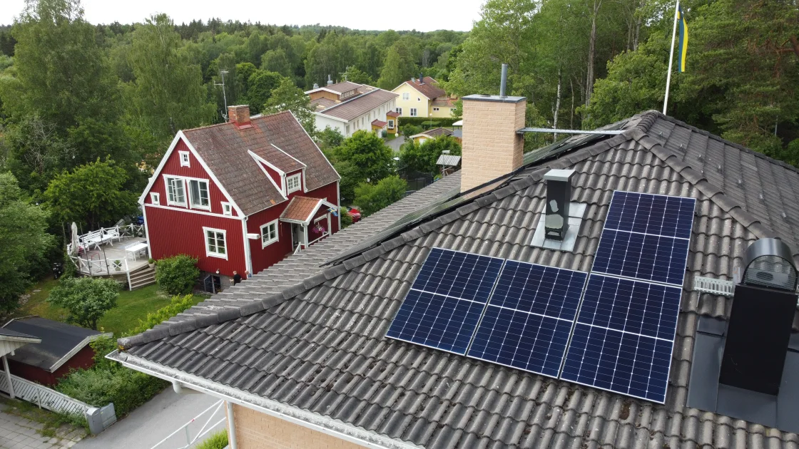 Anläggningen sedd mot grannhusen och skogen bakom