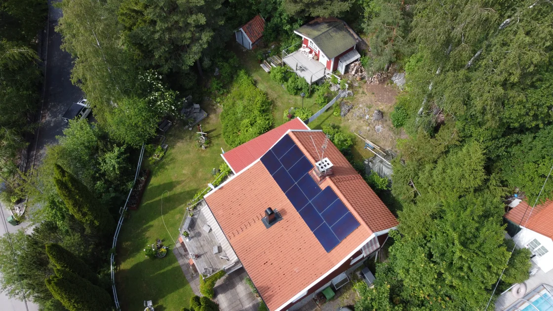 Huset i skogsbrynet med anläggningen på taket