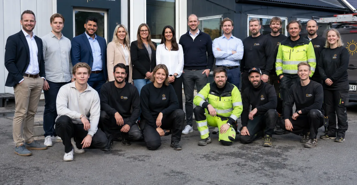 Hela teamet på Nordisk Solteknik utanför kontoret, montörer och kontorspersonal tillsammans