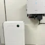 Batteri och växelriktare monterade på vägg inomhus